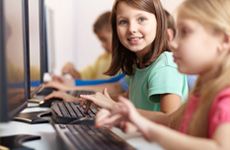 niñas en computadoras